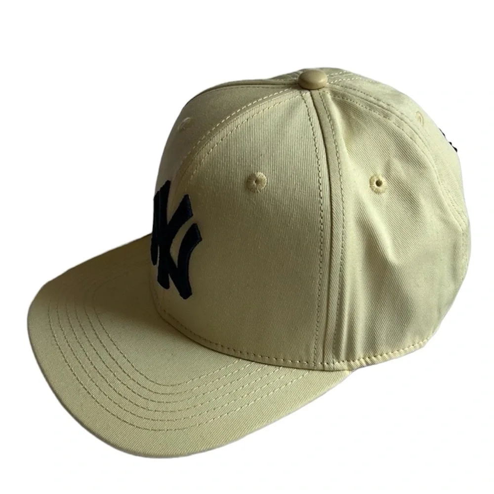 NEW YORK YANKEES LOGO SUBWAY SERIES SNAPBACK Pro Standard Hat Cream